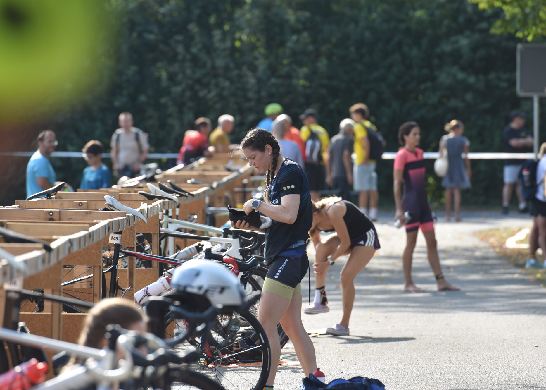 Einfahrt Rennräder mit Triathleten in die Wechselzone Balgach