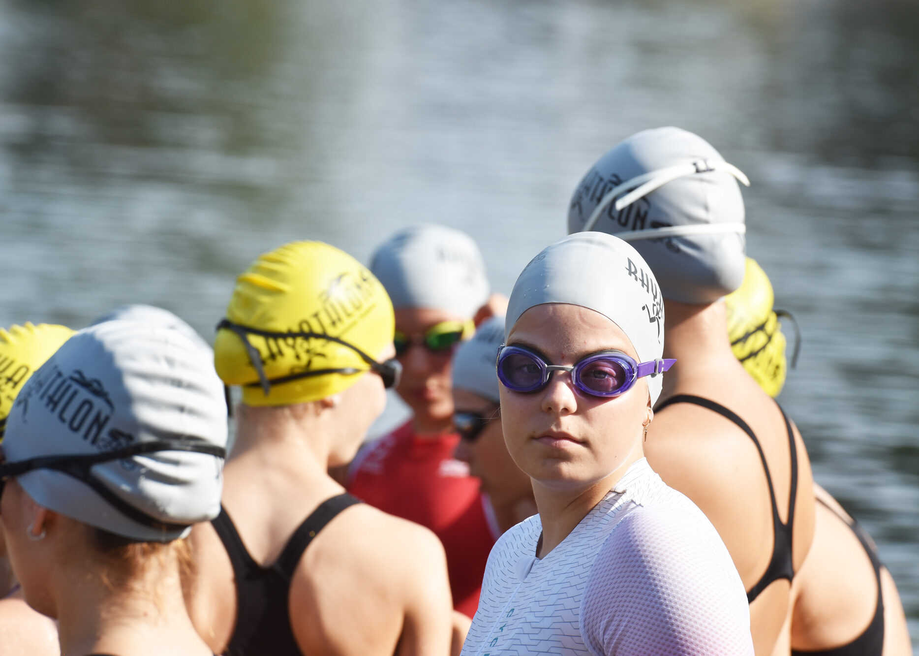Einfahrt Rennräder mit Triathleten in die Wechselzone Balgach