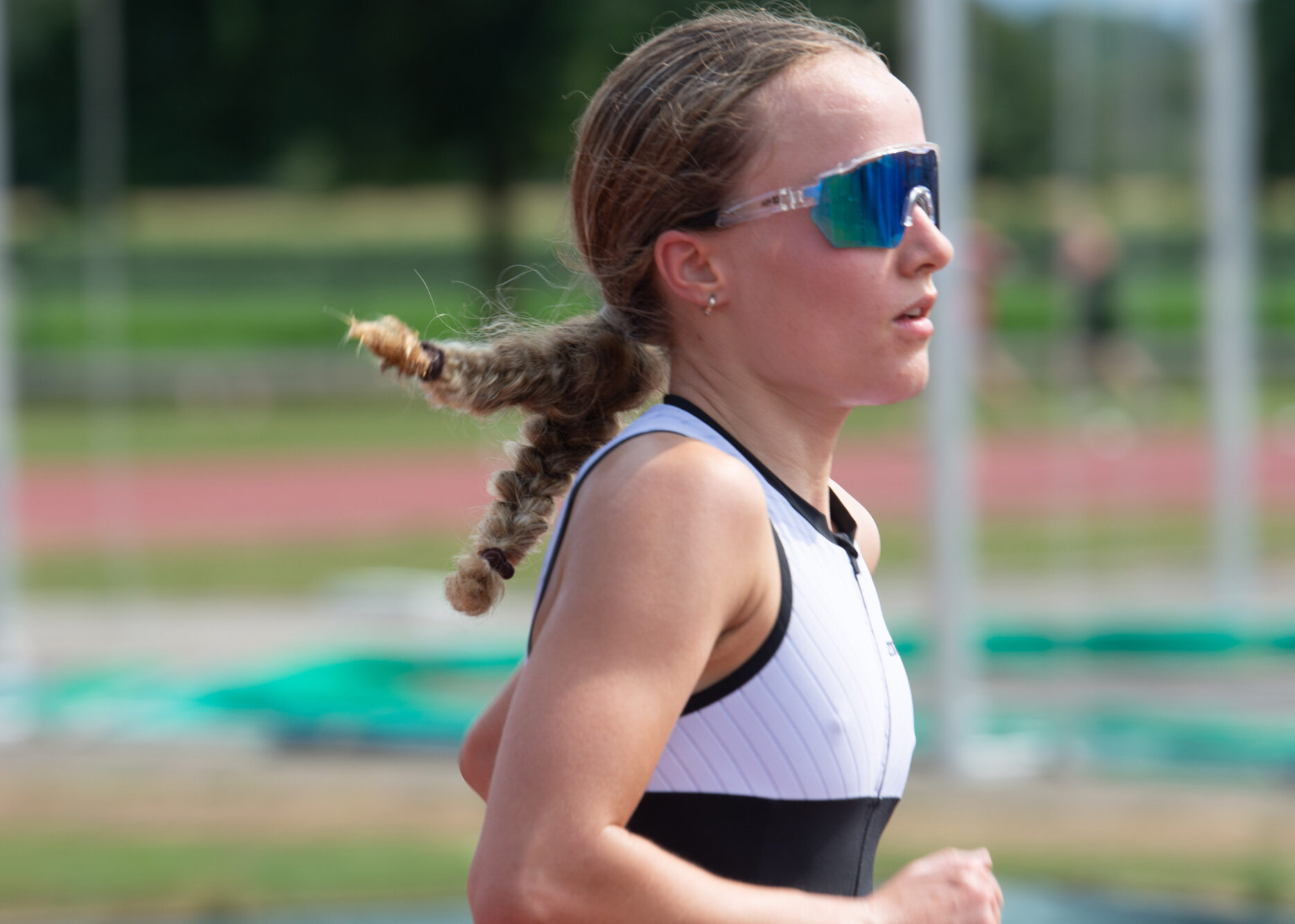 Einfahrt Rennräder mit Triathleten in die Wechselzone Balgach