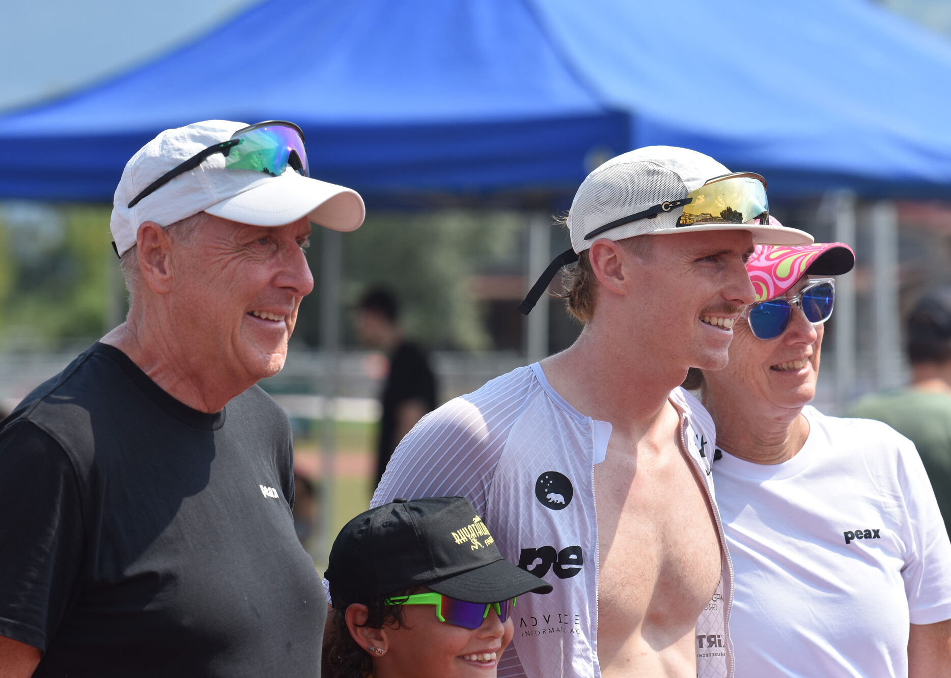 Einfahrt Rennräder mit Triathleten in die Wechselzone Balgach