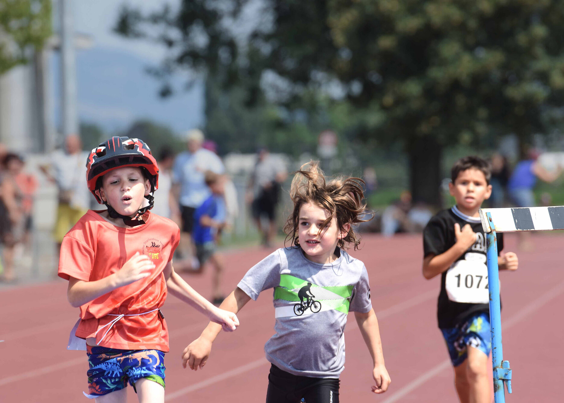 Einfahrt Rennräder mit Triathleten in die Wechselzone Balgach