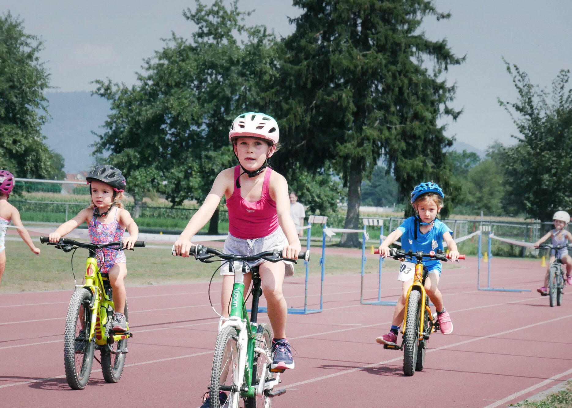 Einfahrt Rennräder mit Triathleten in die Wechselzone Balgach