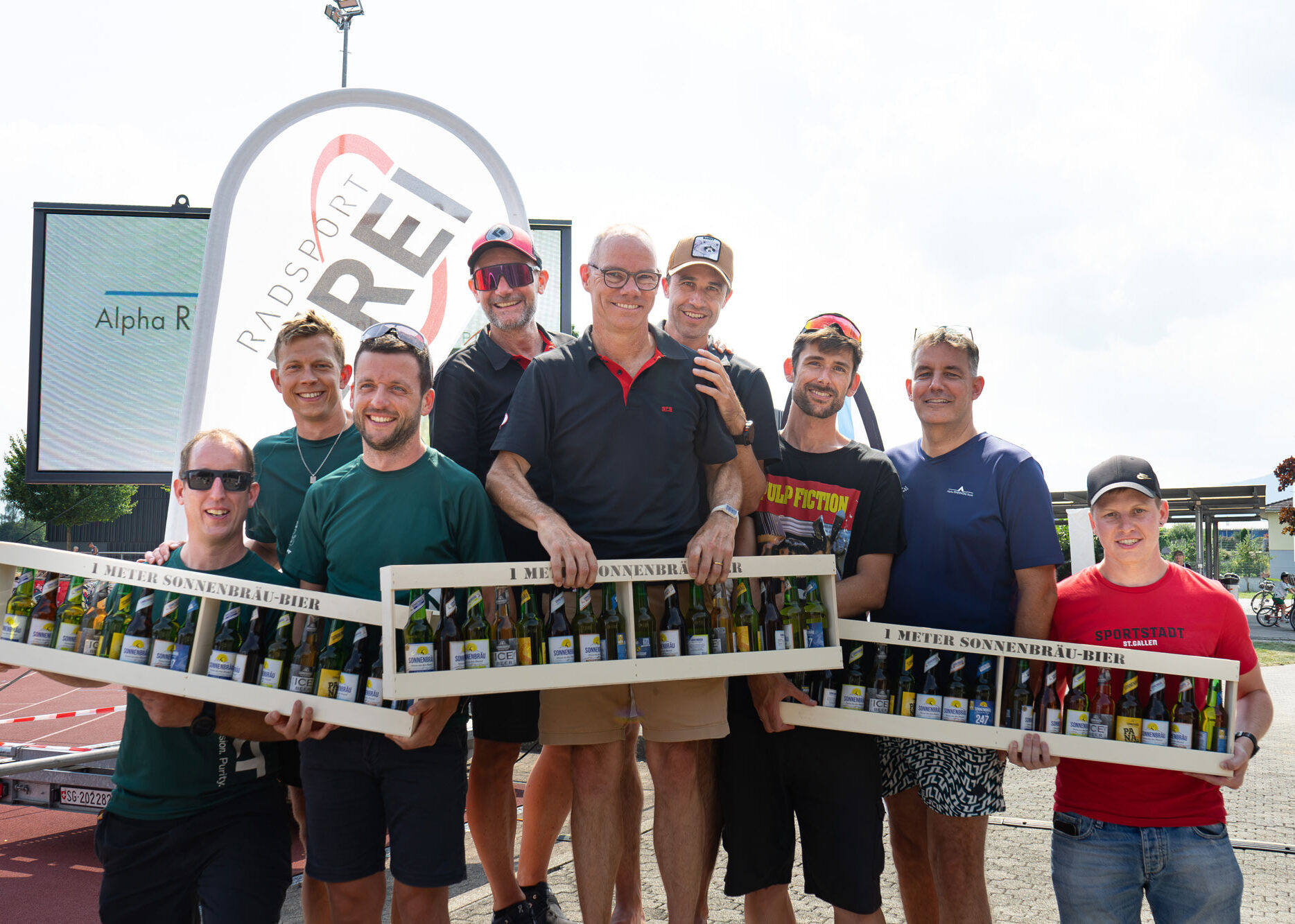 Einfahrt Rennräder mit Triathleten in die Wechselzone Balgach